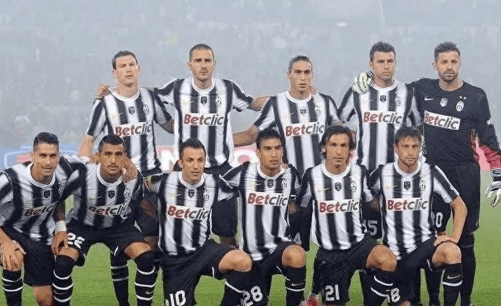 并要求至少 并要求至少